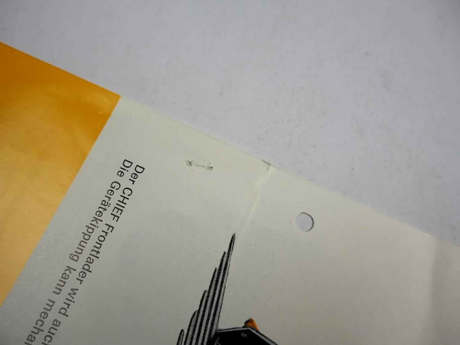 Original 2x Prospekt Chief Frontlader Typ S900 & Zubehör am Leyland Traktor