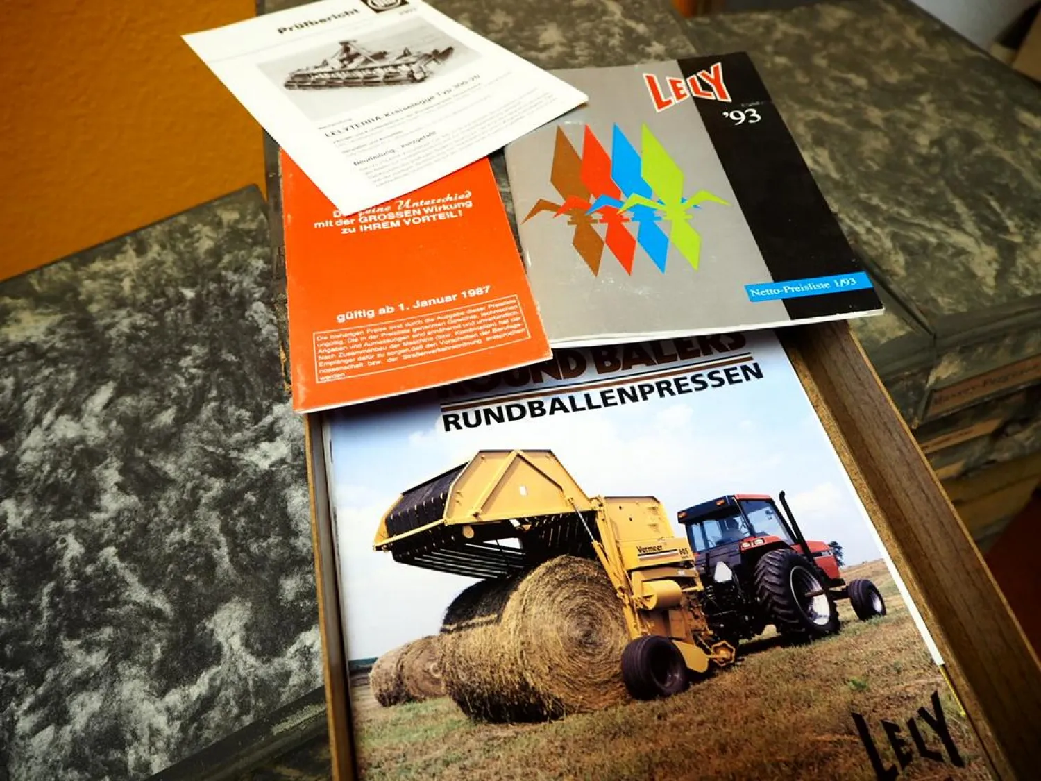 Original Prospekte Lely Landtechnik in Archivkasten 1980er bis 1990er Jahre