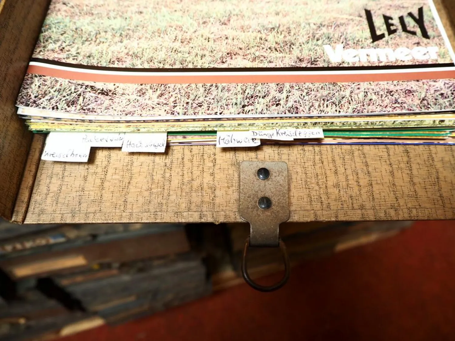 Original Prospekte Lely Landtechnik in Archivkasten 1980er bis 1990er Jahre