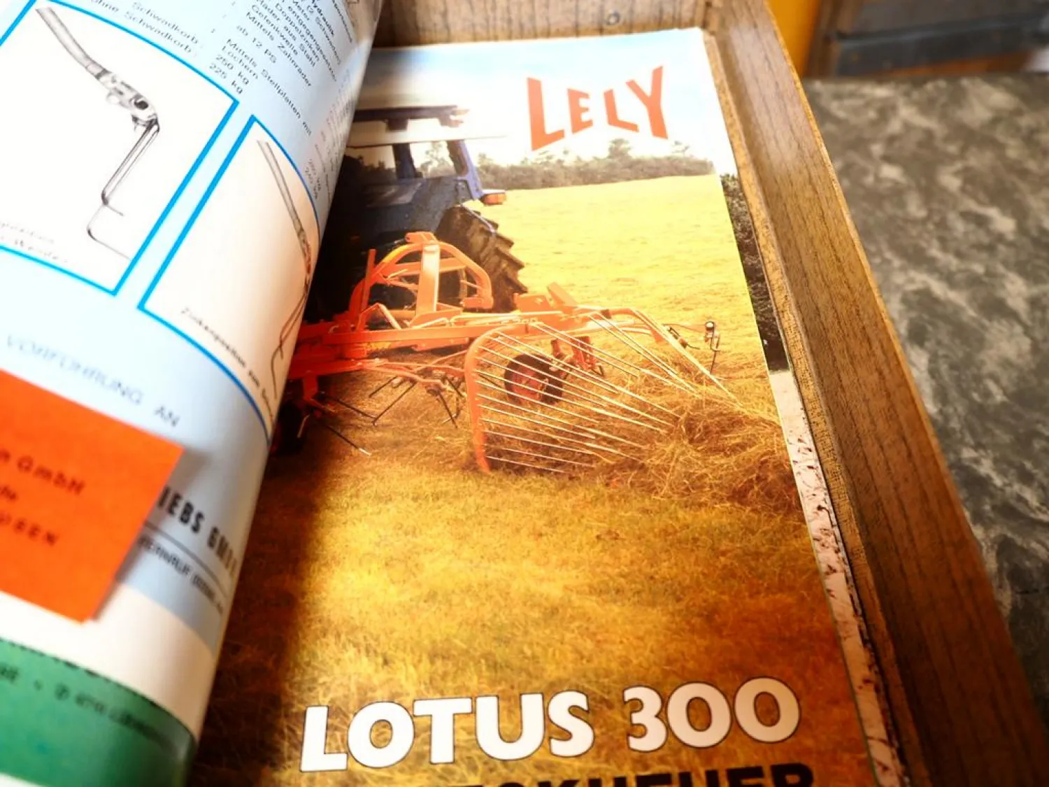 Original Prospekte Lely Landtechnik in Archivkasten 1980er bis 1990er Jahre