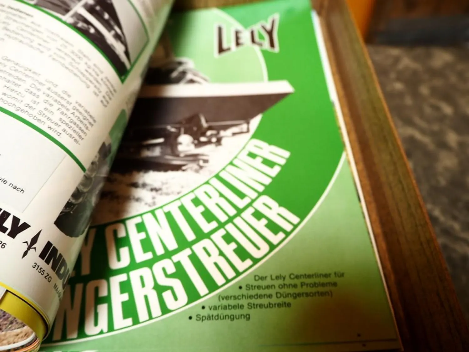 Original Prospekte Lely Landtechnik in Archivkasten 1980er bis 1990er Jahre