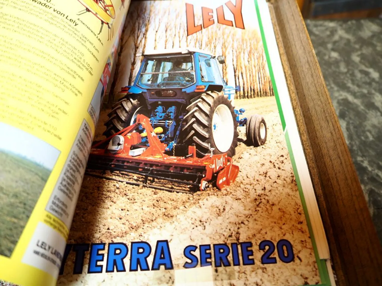 Original Prospekte Lely Landtechnik in Archivkasten 1980er bis 1990er Jahre