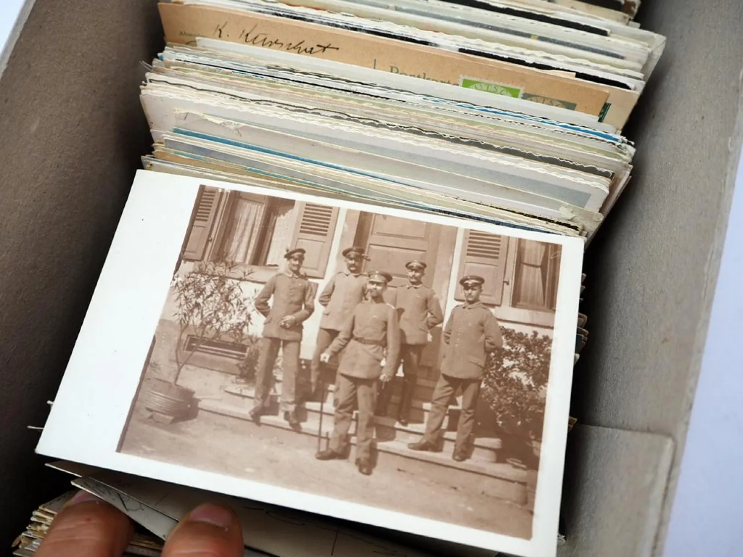 Posten AK ca. 1000 Stück 1900 - 1950 Deutschland Ausland Militär Personen usw.