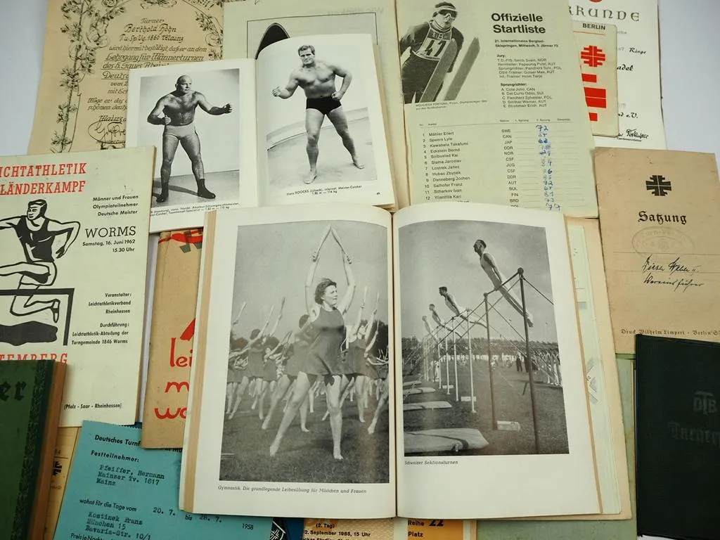 Posten Broschüren Ausweise Programmhefte zum Thema Sport 1920 bis 1970er Jahre