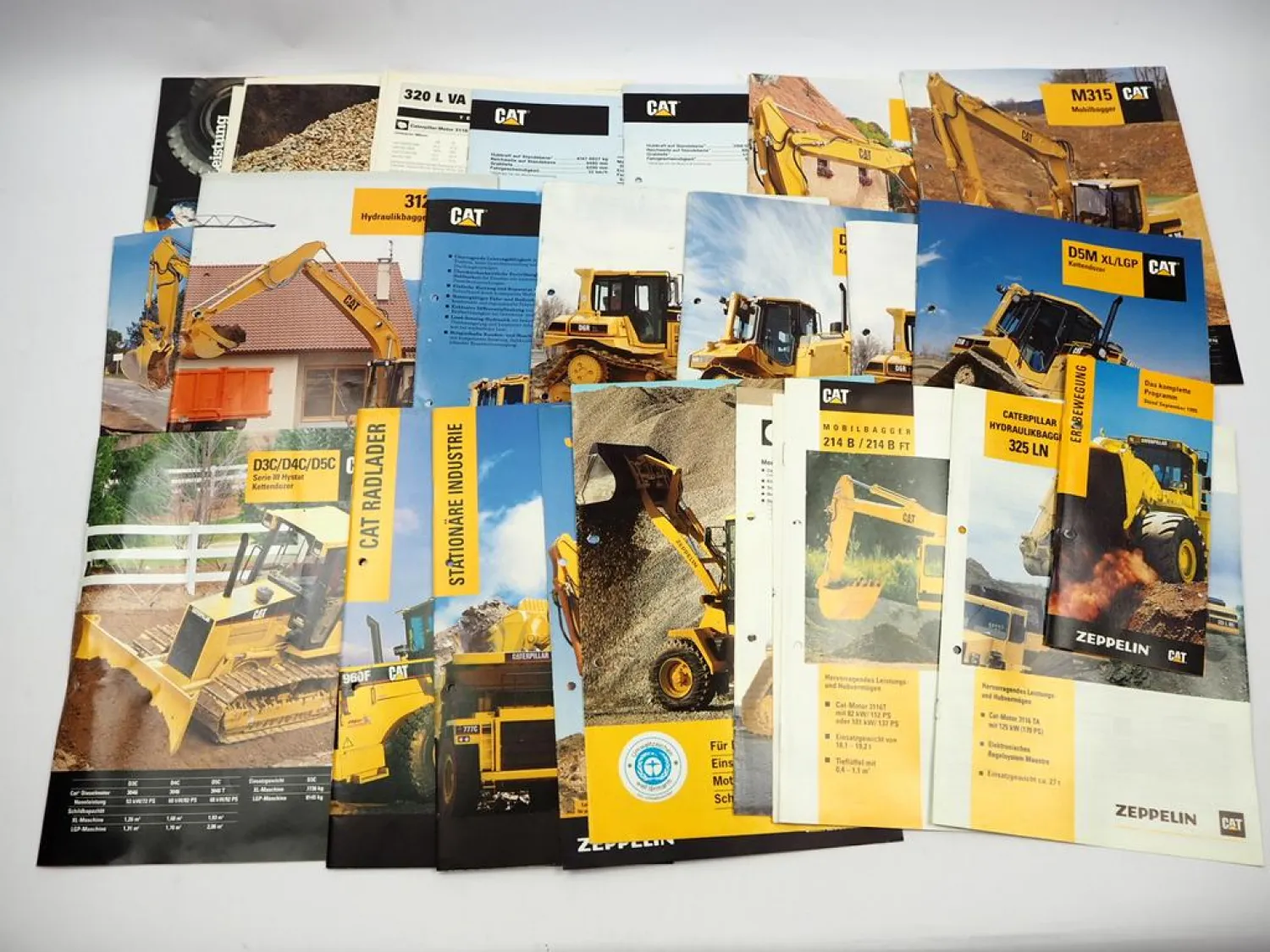 Posten mit ca. 25x Prospekt Zeppelin CAT Bagger Radlader Raupen meist 1990er J.