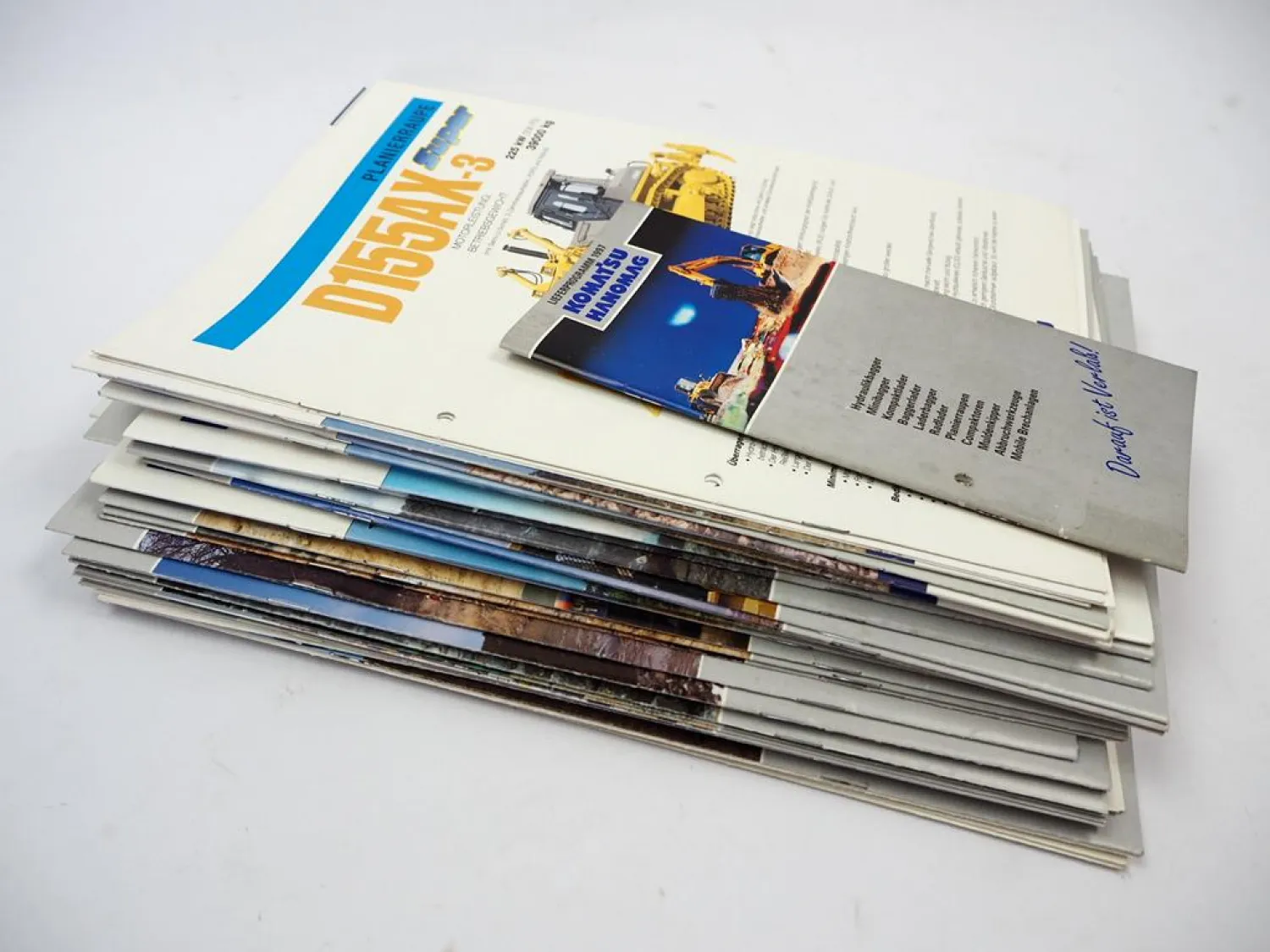 Posten mit ca. 50x Prospekt Komatsu Bagger Radlader Kipper 1980/90/2000er Jahre