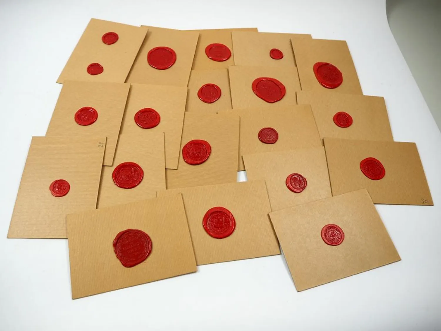 Posten Siegel auf Pappe ca. 75 Stück aus Siegellack