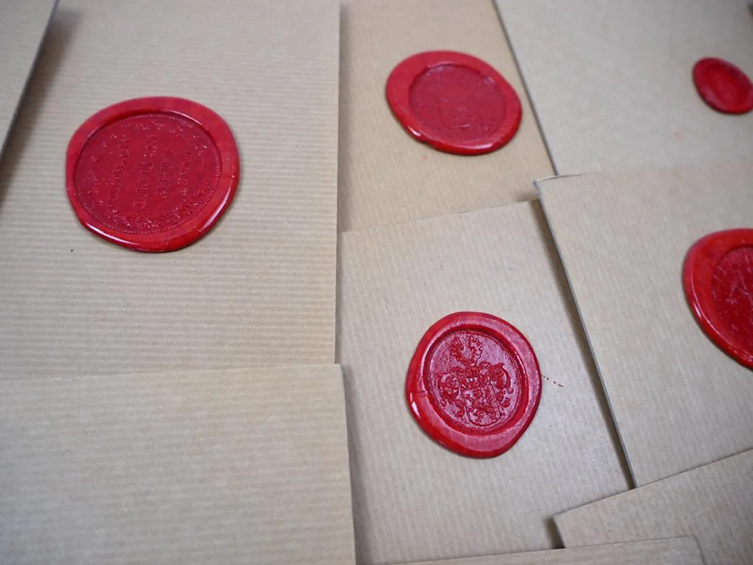 Posten Siegel auf Pappe ca. 75 Stück aus Siegellack