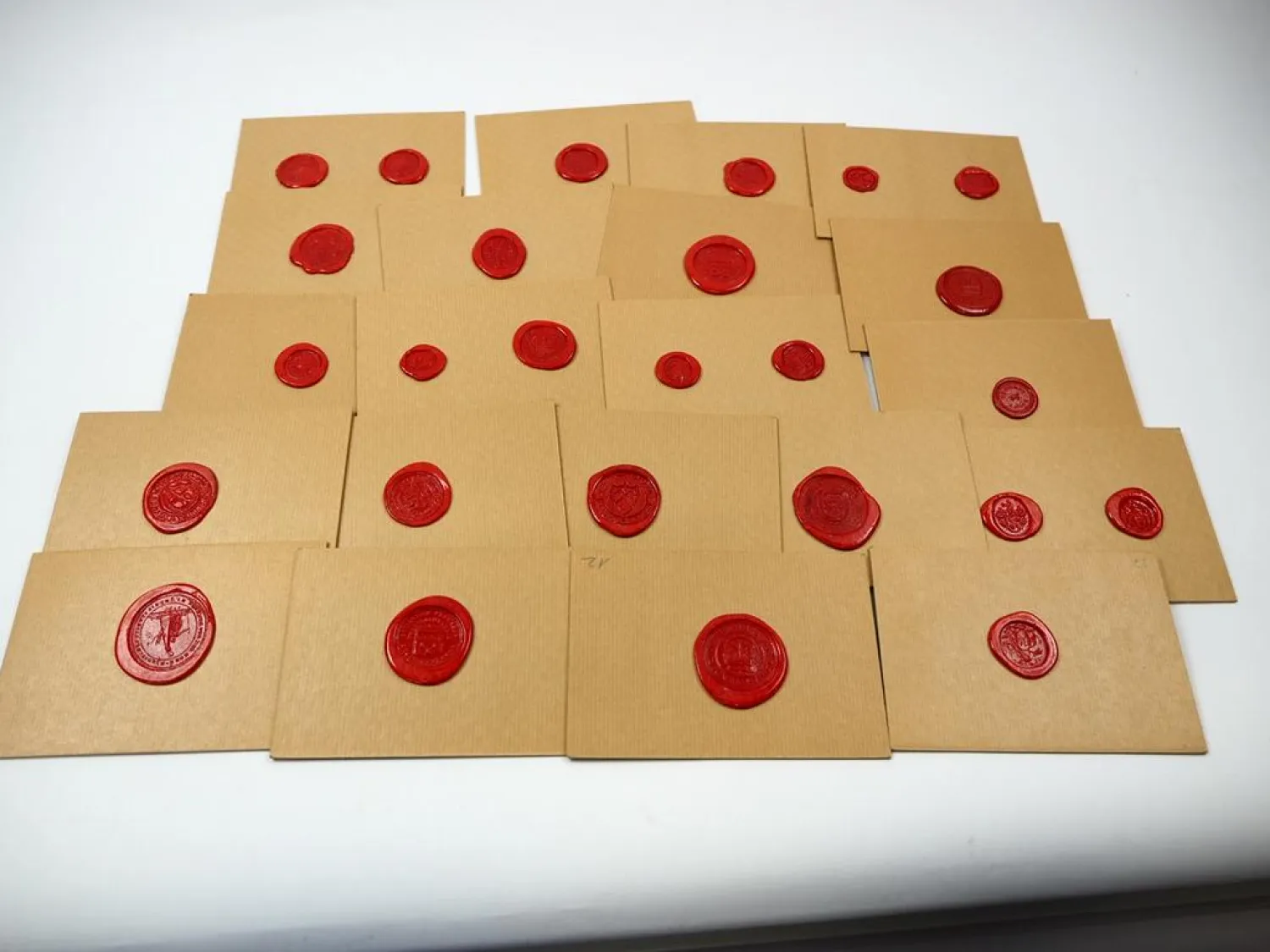 Posten Siegel auf Pappe ca. 75 Stück aus Siegellack