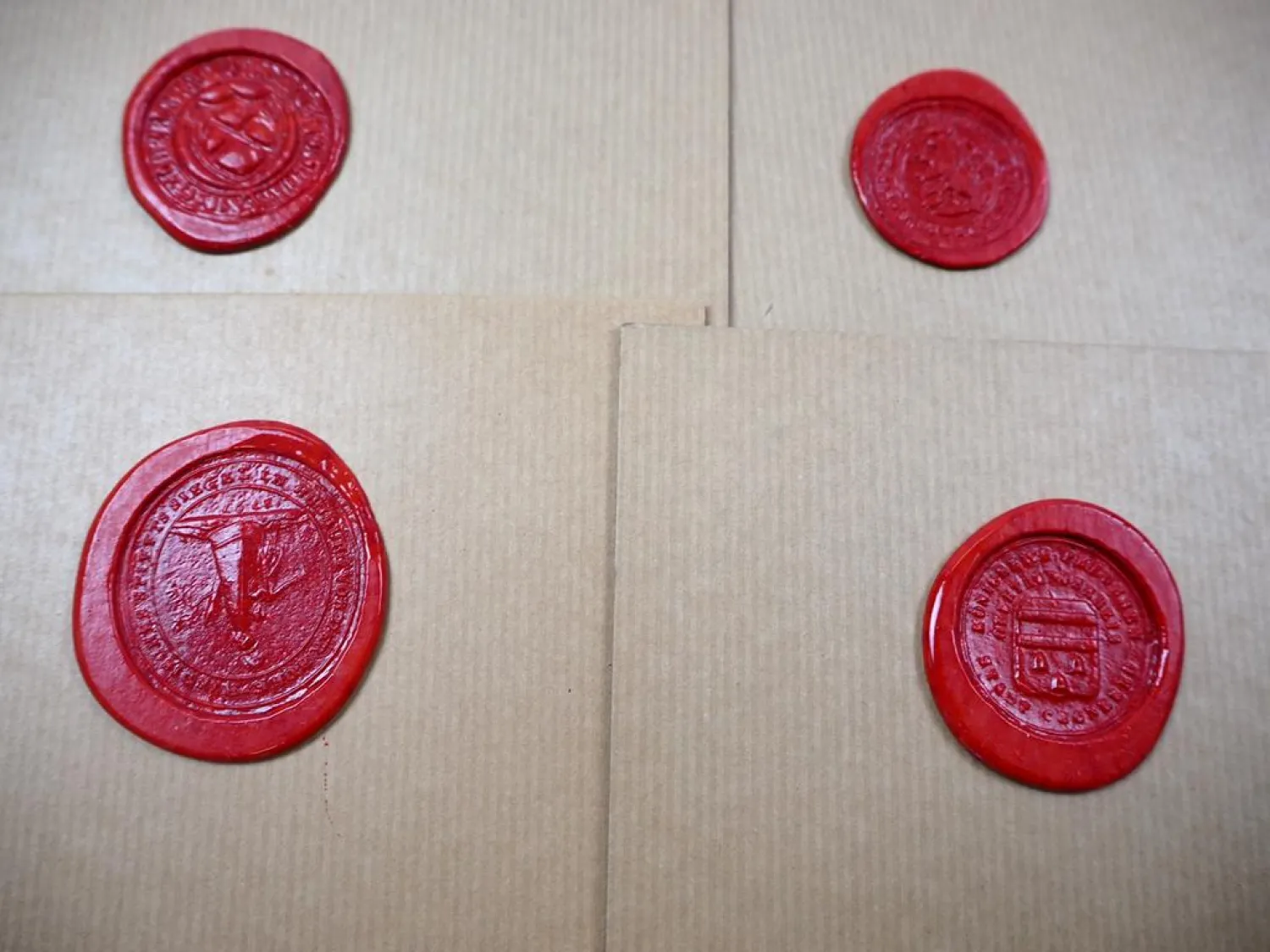 Posten Siegel auf Pappe ca. 75 Stück aus Siegellack