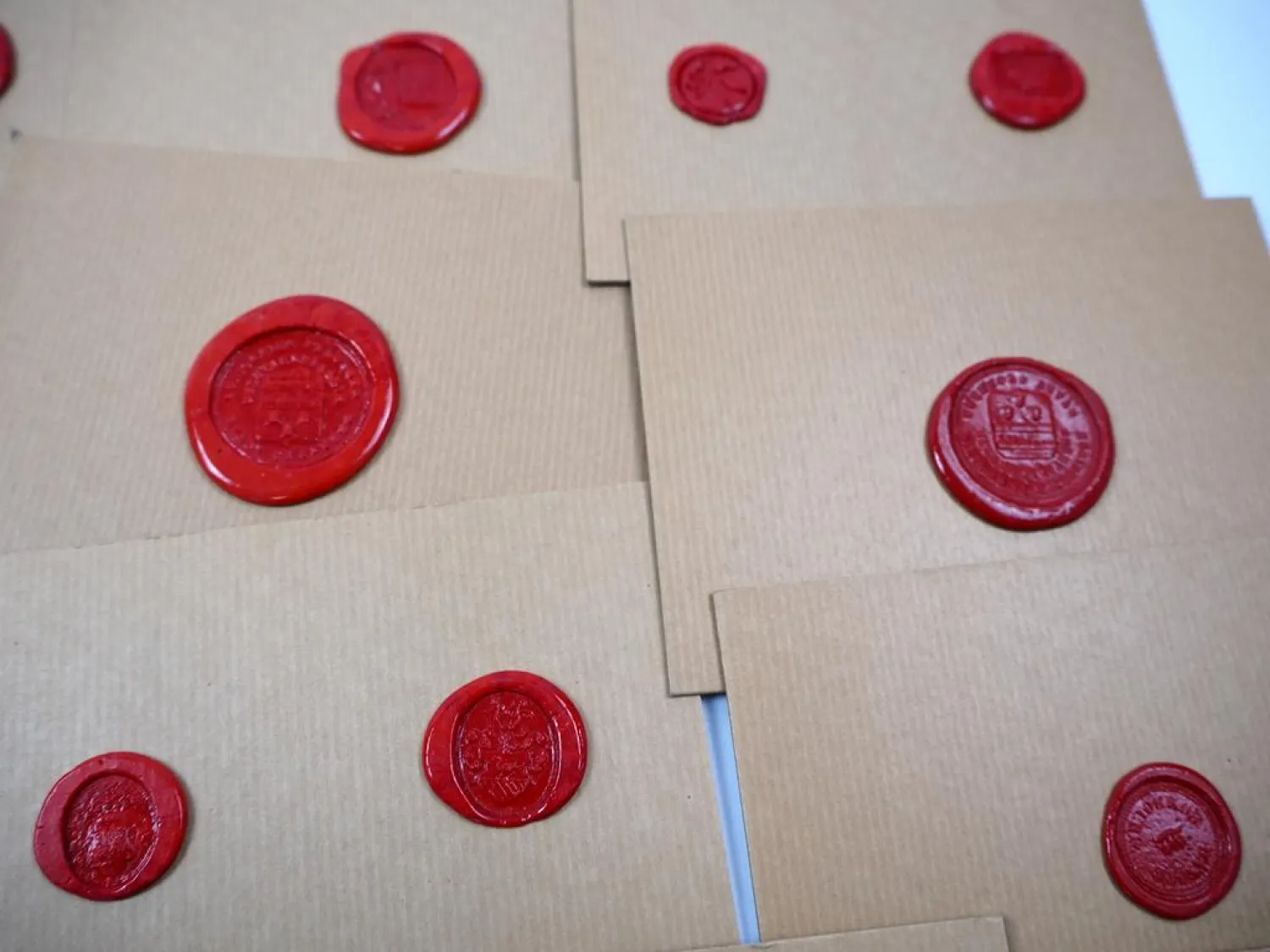 Posten Siegel auf Pappe ca. 75 Stück aus Siegellack