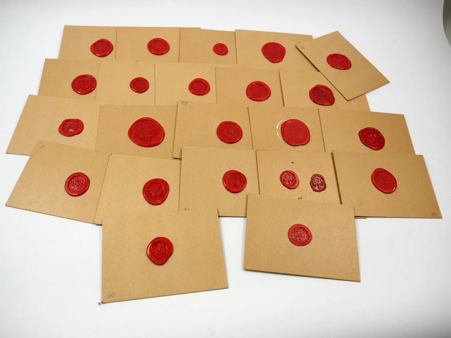 Posten Siegel auf Pappe ca. 75 Stück aus Siegellack