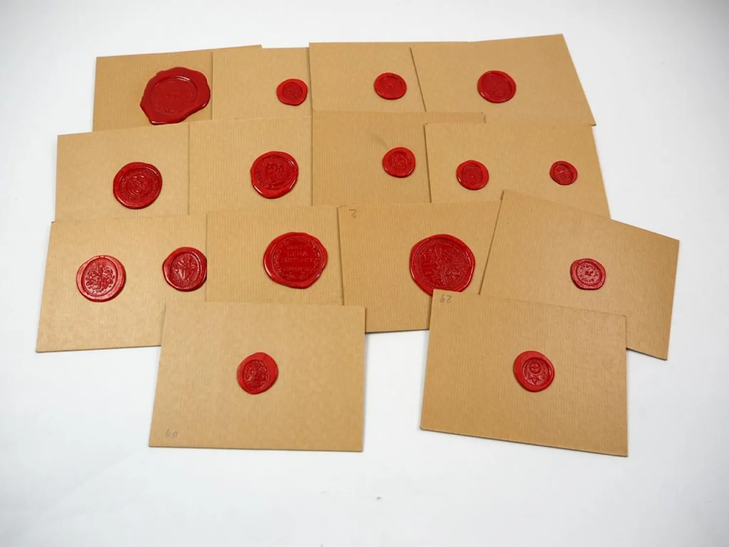 Posten Siegel auf Pappe ca. 75 Stück aus Siegellack