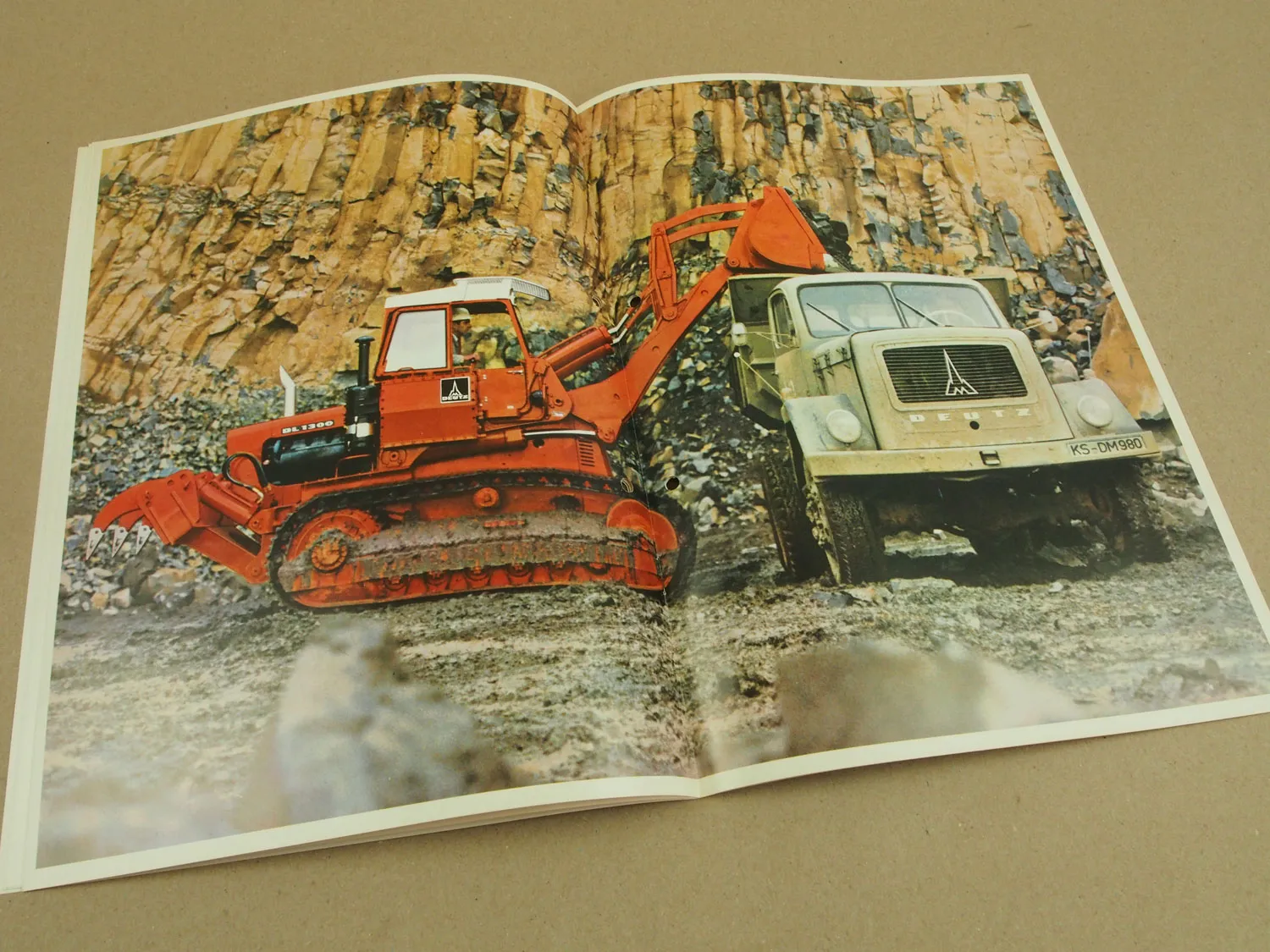 Prospekt Deutz DL1300 Laderaupe 80 - 210 PS 6/1970