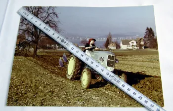 1 Foto MAN 24 PS Dieselschlepper Traktor Frau beim Pflügen 1960 Original