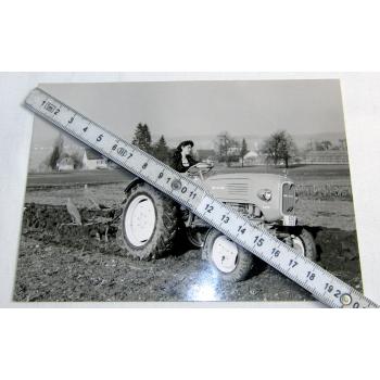 1 Foto MAN 24 PS Dieselschlepper Traktor mit Pflug Feldarbeit 1960 Original
