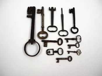 11 Schlüssel Eisen 5 bis 20 cm Barock Kriegskasse Vorhängeschloss Hohldorn