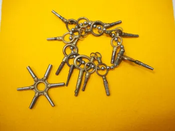 12 alte Aufziehschlüssel und Stern für Taschenuhren Spindeluhren ca. 1860/1920