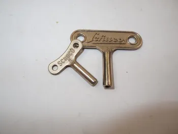 2 Stück Aufziehschlüssel Blechspielzeug Original Schuco Grösse Nr. 2 und 3