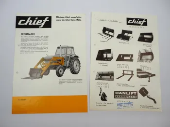 2x Original Prospekt Chief Frontlader Typ S900 & Zubehör am Leyland Traktor