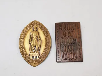 2x Original Veranstaltungs Abzeichen Halle Saale und Merseburg 1930er Jahre