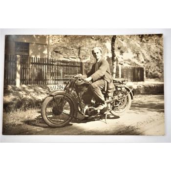 Foto Ariel Motorrad wohl Modell 557 SV ca 1925 Mann auf Ariel 1 Zylindermodell