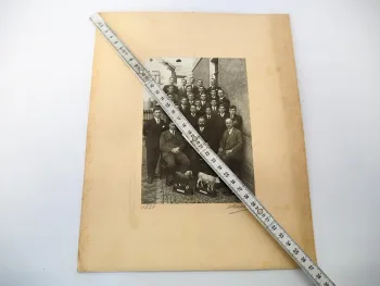 Foto wohl eine Landwirtschaftsschule 1928 mit Modellen von Pferd und Kuh