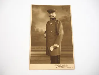 Pappfoto Eisenbahner in Uniform ca. 1910 Fotograf Richard Schröder Halle Saale
